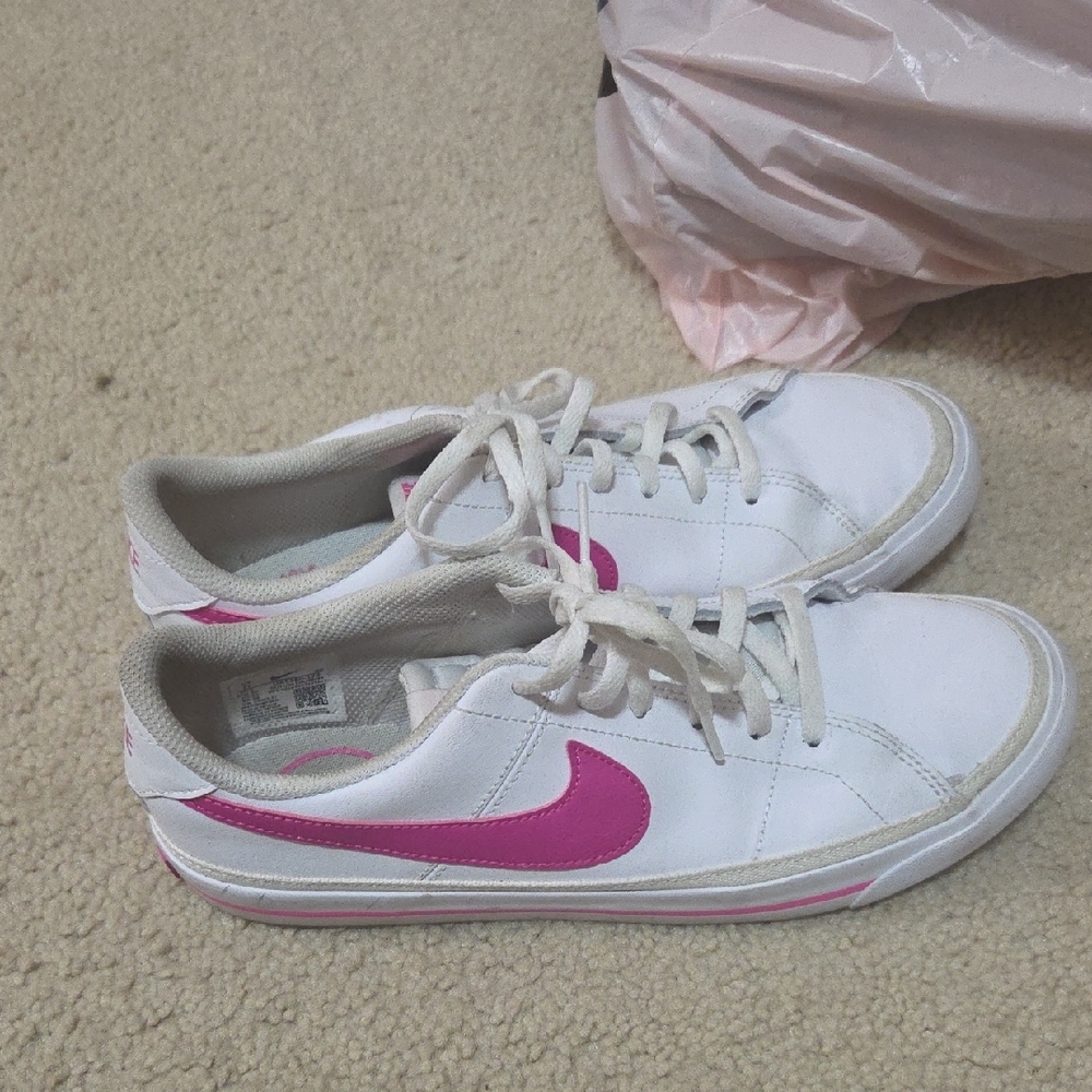 Nike Mens White and Pink Sneakers